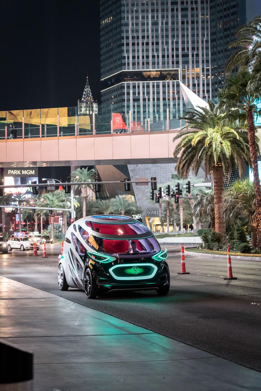  Mercedes-Benz Vision URBANETIC 2018 года  (фото 26 из 28)